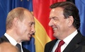 ゲアハルト・シュレーダー元独首相（右）とロシアのウラジーミル・プーチン大統領（2005年9月8日撮影、資料写真）。(c)Yuri KADOBNOV / AFP