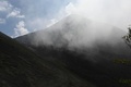 噴火するグアテマラのパカヤ山（2021年2月9日撮影）。(c)Johan ORDONEZ / AFP