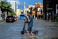 アラブ首長国連邦（UAE）シャルジャの冠水した道路（2024年4月17日撮影）。(c)Ahmed RAMAZAN / AFP