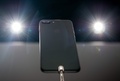 米サンフランシスコで行われたアップルの発表会で展示された「iPhone 7 Plus」（2016年9月7日撮影）。(c)AFP/Josh Edelson