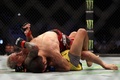 総合格闘技イベント「UFC 280」、ライト級王座決定戦。チャールズ・オリベイラ（下）と対戦するイスラム・マカチェフ（2022年10月22日撮影）。(c)Giuseppe CACACE/ AFP