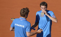 男子テニス、国別対抗戦のデビスカップ（Davis Cup 2013）は5日、ワールドグループ準々決勝が各地で行われアルゼンチンとフランスは1勝1敗で初日を終えた。

フランスのジル・シモン（Gilles Simon）は6-7、2-6、4-6でアルゼンチンのフアン・モナコ（Juan Monaco）に敗れた。

アルノー・クレマン（Arnaud Clement）監督（左）の指示を受けるジル・シモン（2013年4月5日撮影）。(c)AFP/ DANIEL GARCIA