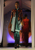 ケニア・ナイロビで開催されたナイロビ・ファッション・ウィーク（Nairobi fashion week）の様子（2013年8月24日撮影）。(c) AFP/Tony KARUMBA