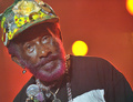 ジャマイカの伝説的音楽プロデューサー、リー・スクラッチ・ペリー氏。8月29日に85歳で死去。「ダブ」と呼ばれるジャンルの先駆者で、数々のレゲエの名曲を生み出した（2008年8月17日撮影）。(c)Attila KISBENEDEK / AFP