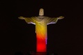 ブラジル・リオデジャネイロ（Rio de Janeiro）のコルコバード（Corcovado）の丘に立つ、ベルギーの国旗の色に染め上げられた巨大なキリスト像（Christ the Redeemer、2014年6月11日撮影）。(c)AFP/YASUYOSHI CHIBA