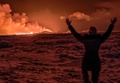 アイスランド・レイキャネス半島で噴火した火山から立ち上る煙（2023年12月18日撮影）。(c)Kristin Elisabet Gunnarsdottir / AFP