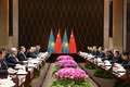 ベクテノフ首相（左）と会談する李強総理（2024年11月4日撮影）。(c)Xinhua News