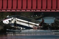 仏エクベルスハイムの高速鉄道TGV脱線現場で、運河に転落した車両の引き揚げ作業に臨む救急隊員ら（2015年11月15日撮影）。(c)AFP/FREDERICK FLORIN