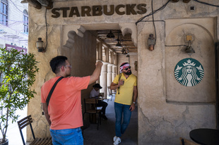 スタバ中東店舗、人員削減へ ガザ紛争めぐる不買運動受け