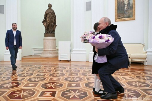 プーチン氏、8歳少女と大統領府で面会 花束贈り談笑 写真13枚 国際