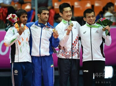 高塚がレスリング男子フリースタイル61キロ級で銅、アジア大会 写真1枚
