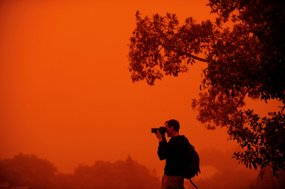シドニーの空が真っ赤に、内陸部からの砂ぼこりで