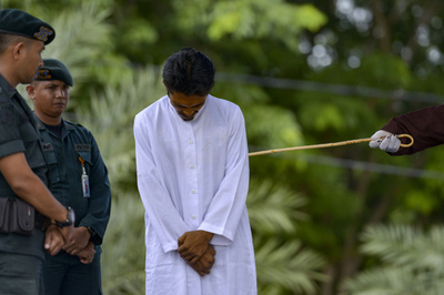 賭博行為で公開むち打ち刑執行 インドネシア・アチェ州