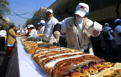 公現祭恒例、全長1600メートルの超ロング菓子パン