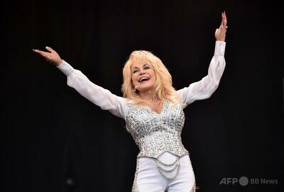 米カントリー界の女王ドリー・パートンさん死去、80歳 「ジョリーン」など