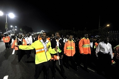 W杯スタッフと機動隊が衝突、給金減額に不満 南ア