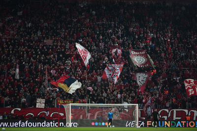 政府に抗議するオリンピアコスのファンと機動隊が衝突