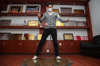 米国公演実現を信じて、マスク姿でアクロバット練習に励む雑技団