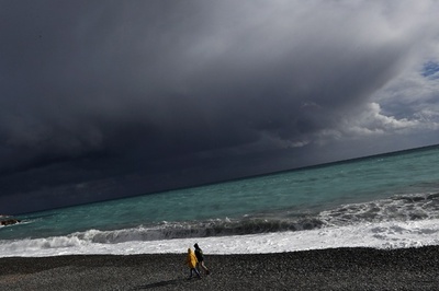 仏で暴風雨「ゼウス」発生、2人死亡 60万世帯が停電