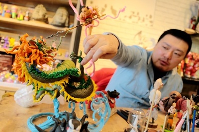 西安の人形作りの達人 無形文化遺産にアニメの要素をプラス