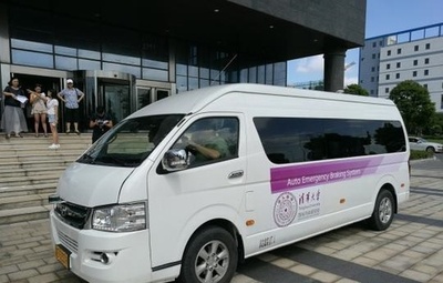 警察護衛で無人自動運転車の試験走行　でも「有人」です