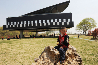 巨大ピアノ出現？ いや展示ホールです