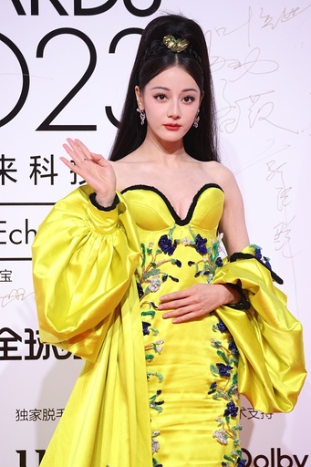 中国美人女優ディリラバのELLEイベントでのスタイリングが議論を呼ぶ