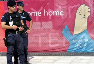 ギリシャ首相の警護官、うっかり自分の足に発砲し大けが