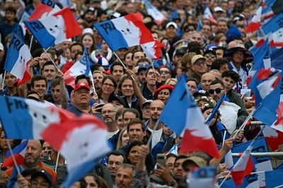 パリ五輪開会式、観客は長蛇の列と入場ゲート問題に直面