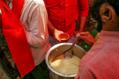 牛ふんのコロナ治療効果否定の活動家、インド最高裁が釈放命令