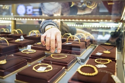 金価格急騰 中国で先祖伝来の金のブレスレットを探す人も
