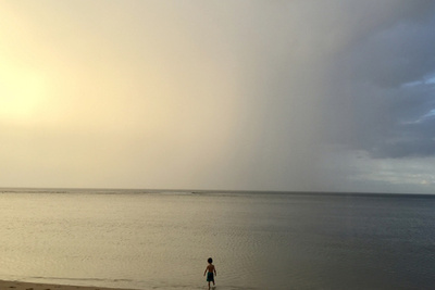 太平洋を飛行中のヘリ操縦士、別々に漂流するボート2隻発見