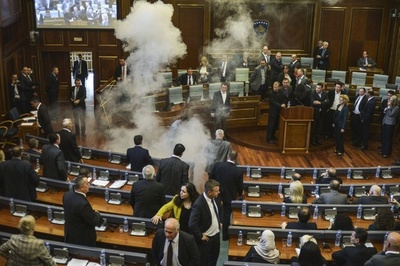 コソボ議会でまた催涙ガス噴射 野党議員、セルビアとの合意に抗議