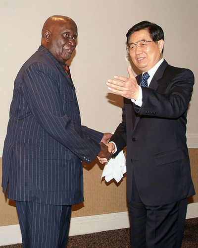 中国、新たに8億ドルの投資と債務免除を発表 - ザンビア