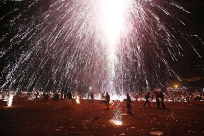 ミャンマーの熱気球の祭り、花火やちょうちんで色鮮やか