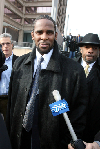 R・ケリー、児童ポルノ容疑裁判の審問を受ける