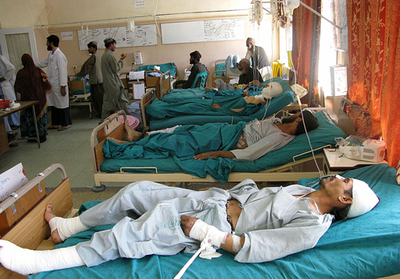 アフガン南部でバス爆発、30人死亡 タリバンの犯行か