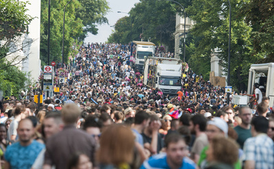 英ノッティングヒル・カーニバル開幕、初日は「キッズデー」