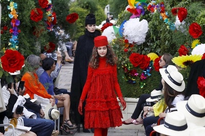 「フランク・ソルビエ」16/17年秋冬パリ・オートクチュール