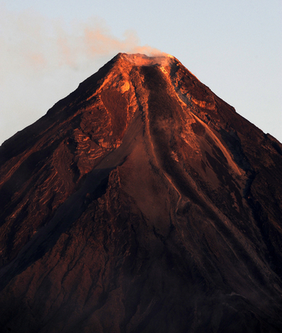 観光客、溶岩流れるマヨン山に殺到