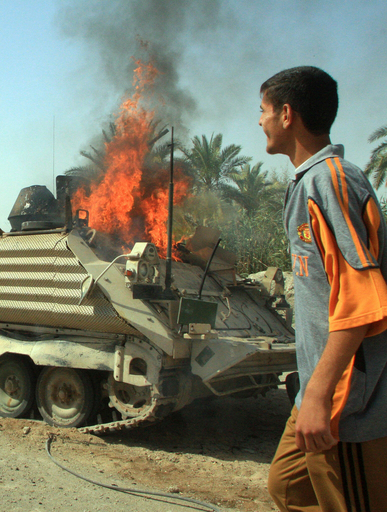 道路脇に仕掛けられた爆弾が爆発、デンマーク兵1人が死亡、5人が負傷 - イラク