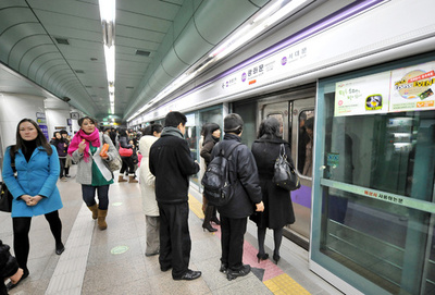 電車とホームドアに挟まれ男性死亡 韓国