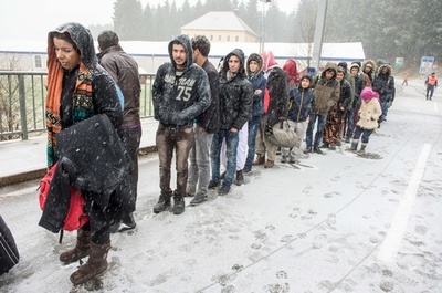 雪の検問所に並ぶ移民たち、独南部オーストリア国境