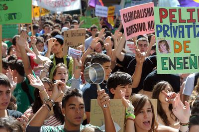 教育予算削減に抗議、高校生・大学生がデモ行進 スペイン