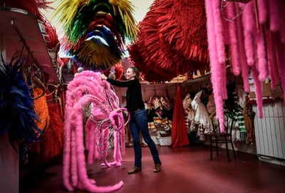 ムーランルージュの舞台裏、衣装を作る職人たち