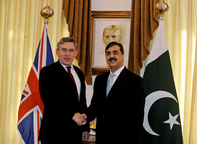 英首相パキスタン訪問、対テロ支援で900万ドルを約束