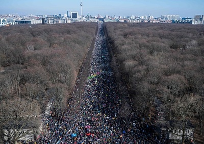 ドイツ各地で大規模反戦デモ 12.5万人参加