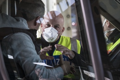 SUVに23人がすし詰め ドイツ