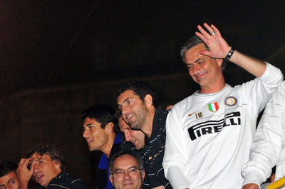 ミランがウディネーゼに敗れ、インテルの4連覇が決まる