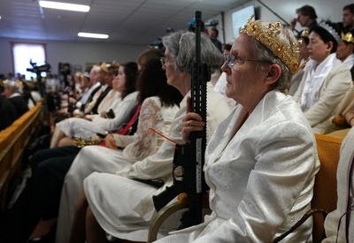 銃を手に誓う愛、米の「合同結婚式」で小学校が休校 指導者が武器礼賛